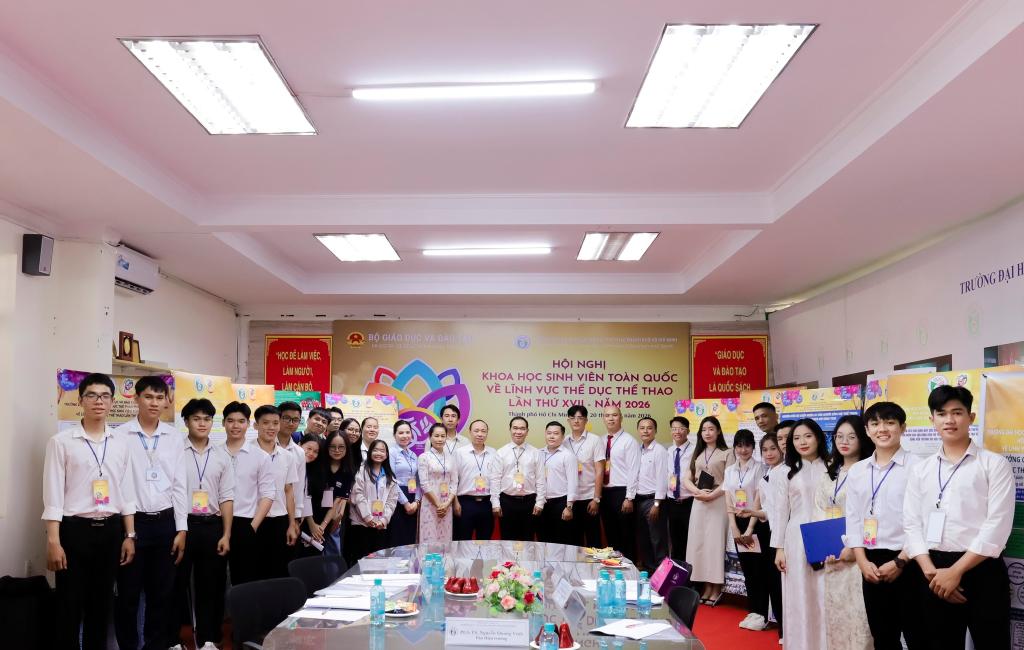 Sinh-vien-tham-gia-hoi-nghi