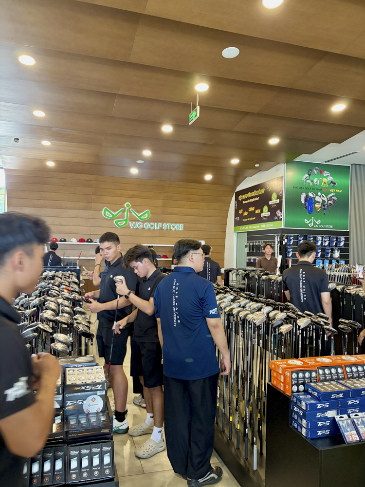 sinh-vien-cn-golf-tham-quan-celadon-3