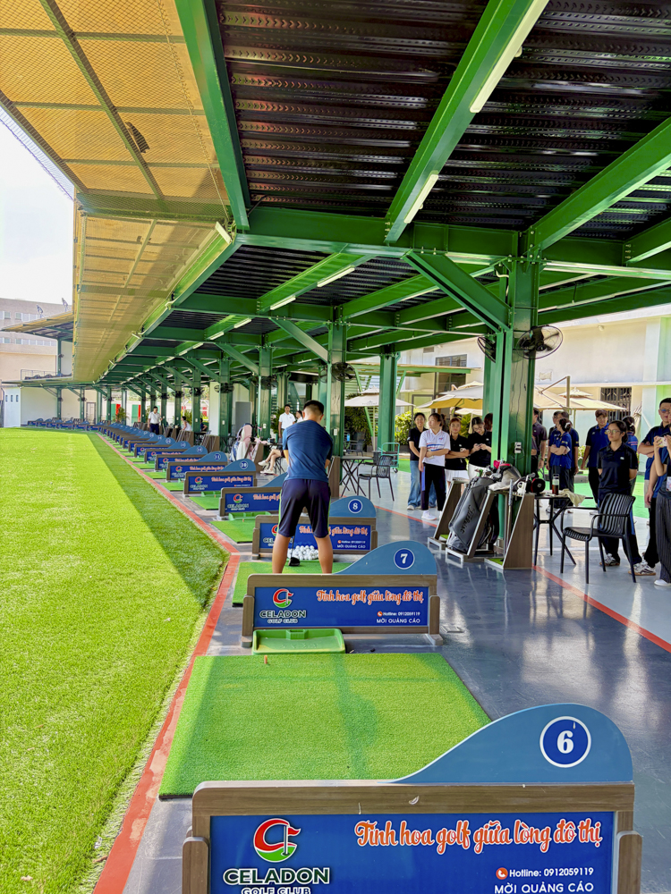 sinh-vien-cn-golf-tham-quan-celadon-1