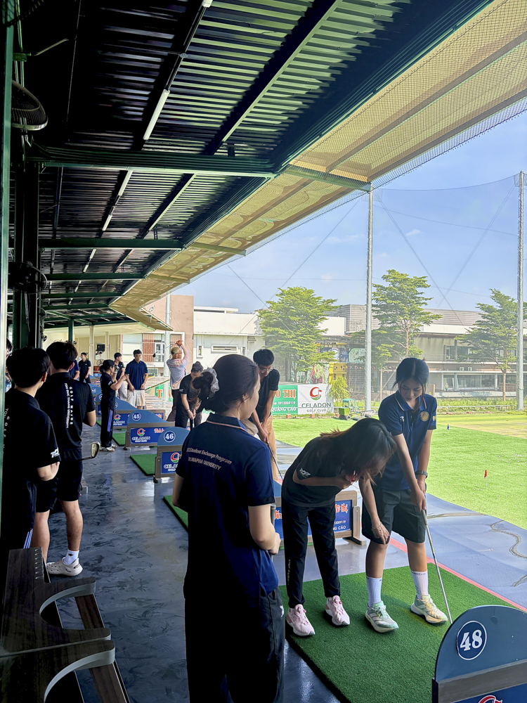 sinh-vien-cn-golf-tham-quan-celadon-2